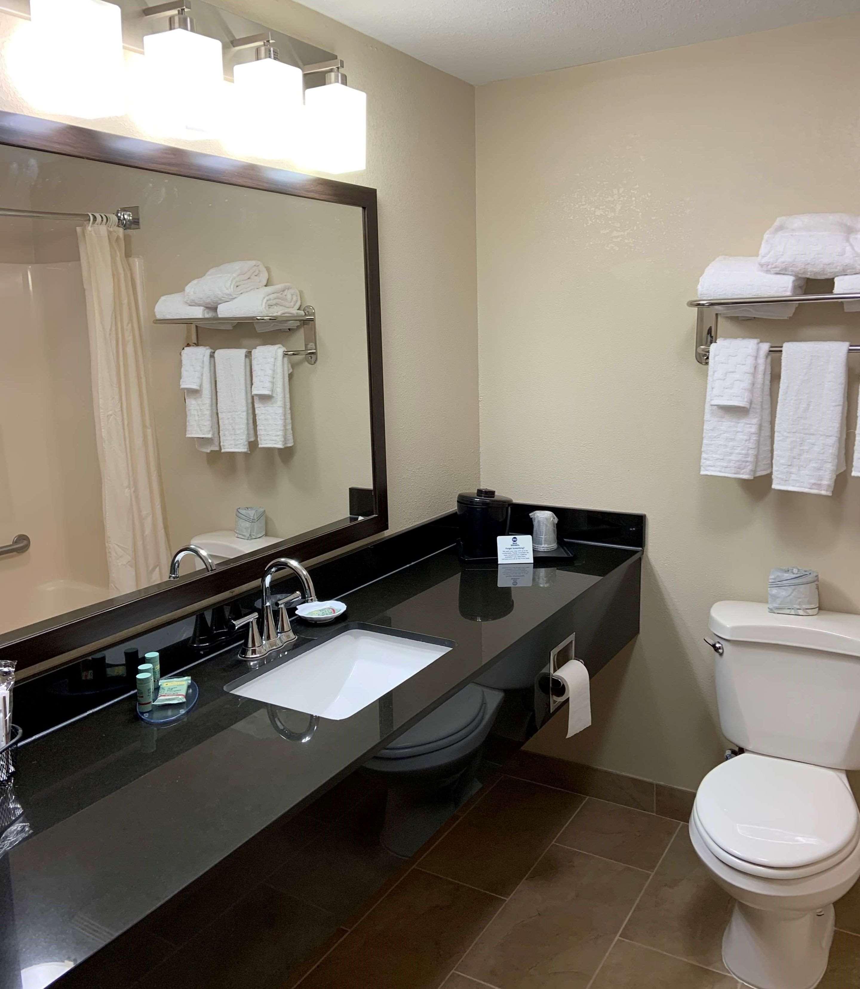 Best Western Airport Inn & Suites Cleveland Brook Park Exterior foto