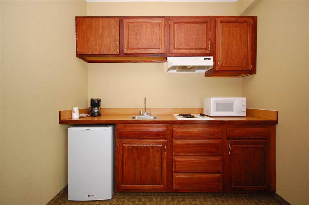 Best Western Airport Inn & Suites Cleveland Brook Park Exterior foto